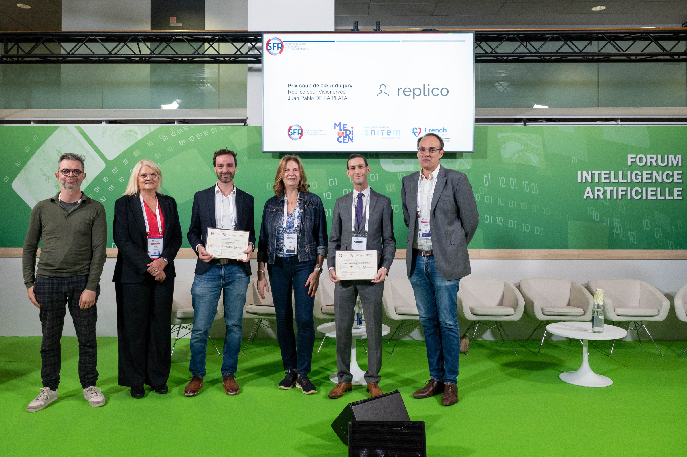 Photo des lauréats 2025 avec les responsables du prix